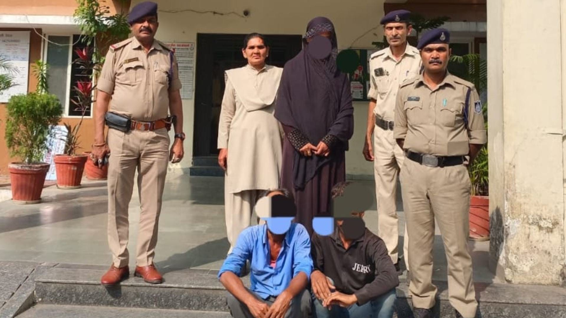 पुलिस ने मामले में तीन लोगों को पकड़ा है।