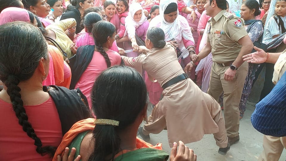 Clash between Asha workers and police in front of MP Meet Hayer house in Barnala