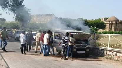 Chittorgarh: Fire broke out due to short circuit in tourist's car, major accident averted due to prompt action