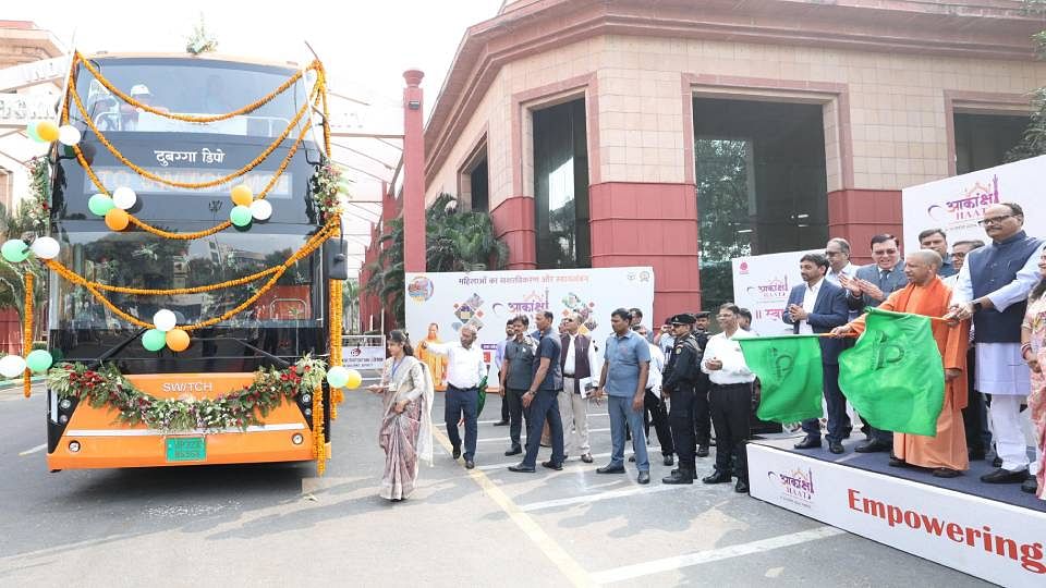 Cm Yogi Flagged Off Double-decker Electric Bus In Lucknow Special Facilities Will Be Provided To Women - Amar Ujala Hindi News Live - Up News:सीएम योगी ने डबल डेकर इलेक्ट्रिक बस को