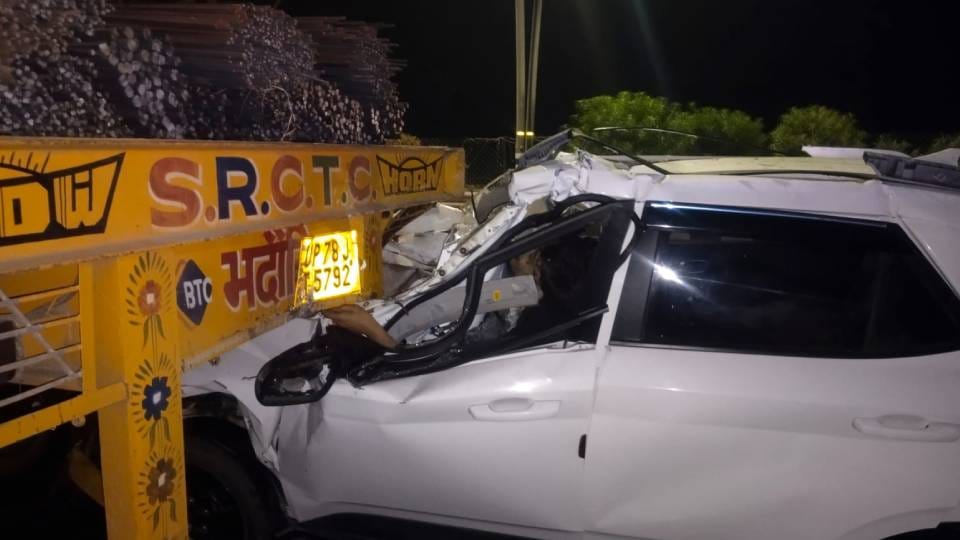 car collided from behind with trolla on Agra-Lucknow Expressway three died while two are in critical condition