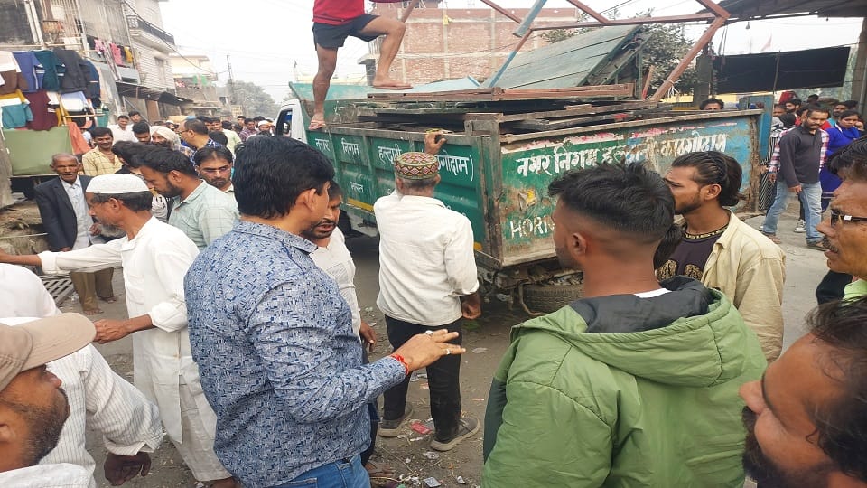 Municipal Corporation officials removed encroachment from Haldwani market
