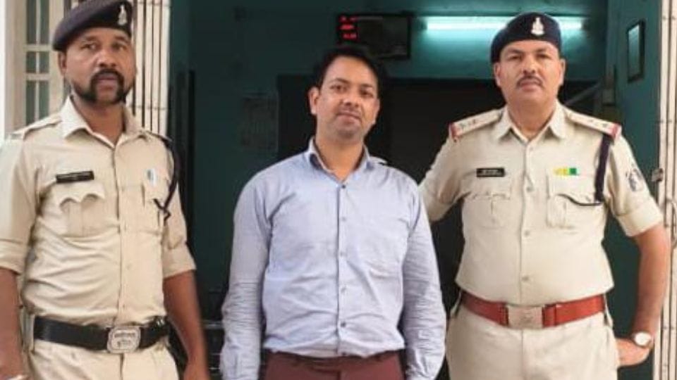 An accused involved in fraud worth crores of rupees arrested in Dhamtari
