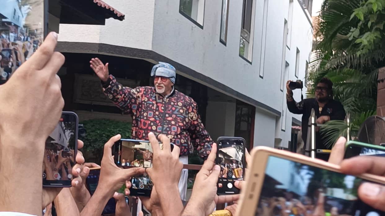 Amitabh Bachchan Spotted outside Jalsa bunglow to meet fans read details Inside