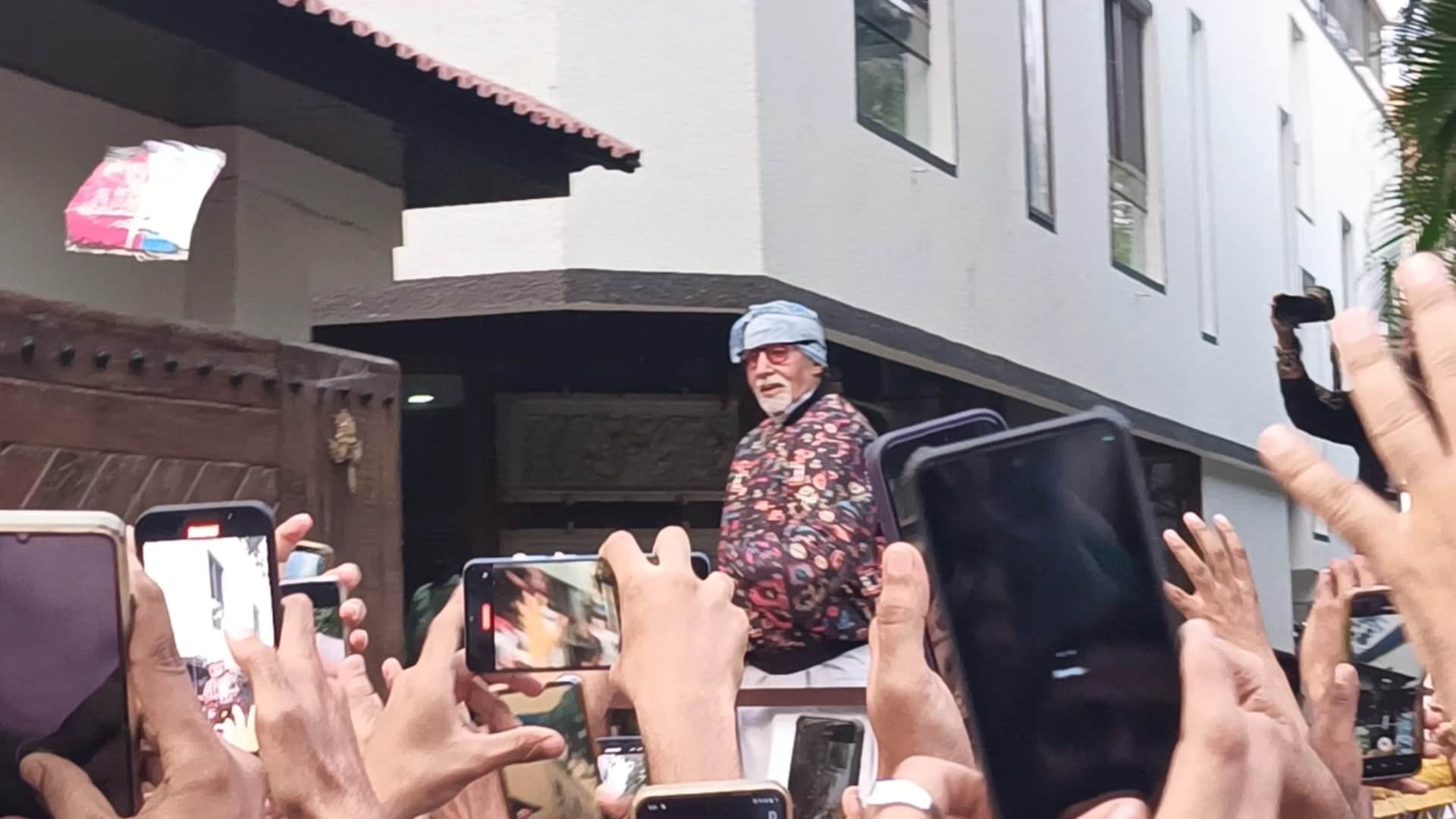 Amitabh Bachchan Spotted outside Jalsa bunglow to meet fans read details Inside