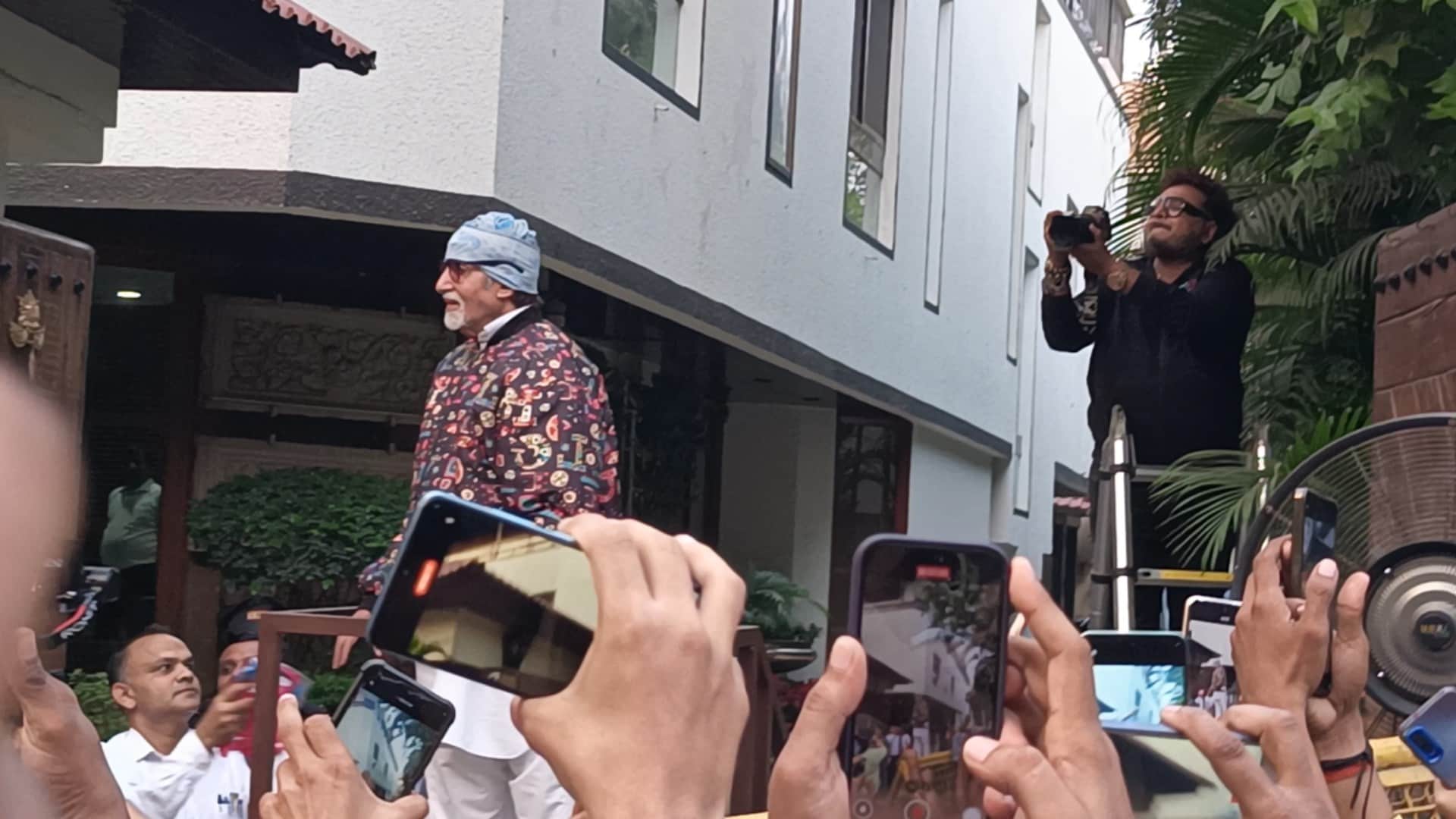Amitabh Bachchan Spotted outside Jalsa bunglow to meet fans read details Inside