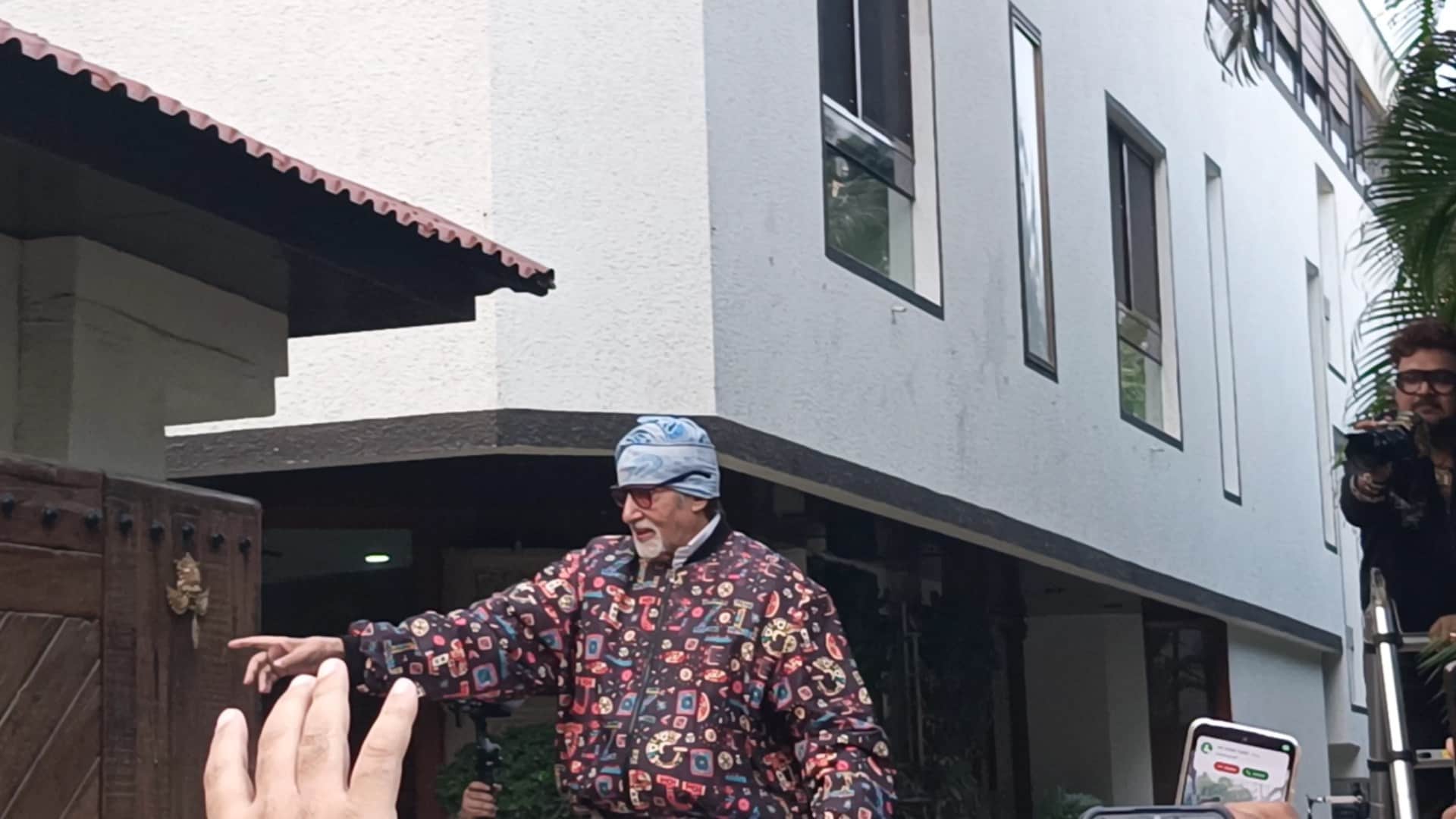 Amitabh Bachchan Spotted outside Jalsa bunglow to meet fans read details Inside