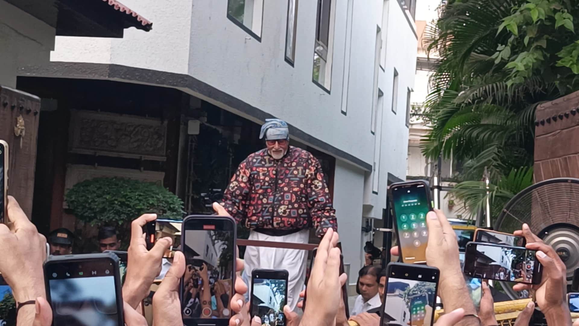 Amitabh Bachchan Spotted outside Jalsa bunglow to meet fans read details Inside