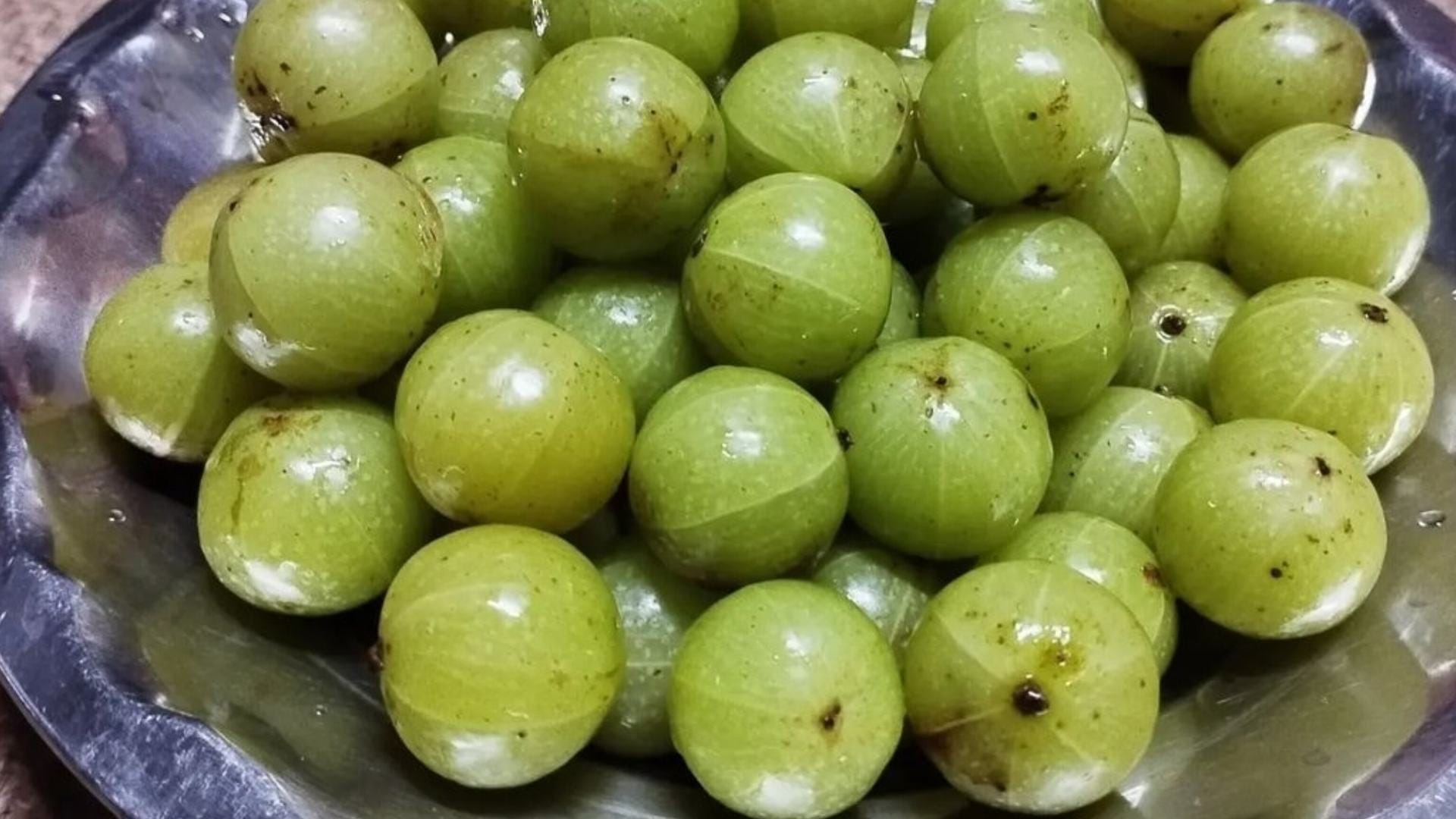 Amla Pickle Health benefits boost immunity best for Skin and hair Winter Diet Idea in hindi