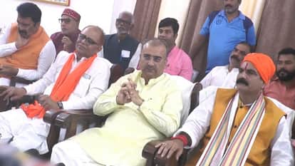 प्रेस वार्ता के दौरान स्वास्थ्य मंत्री मंगल पांडे तथा अन्य