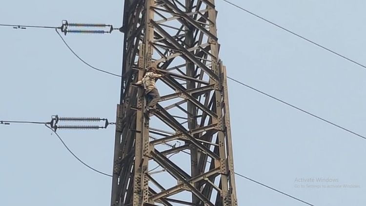 Person Climbed An Electric High Tension Pole In Noida Sector-76 – Amar Ujala Hindi News Live