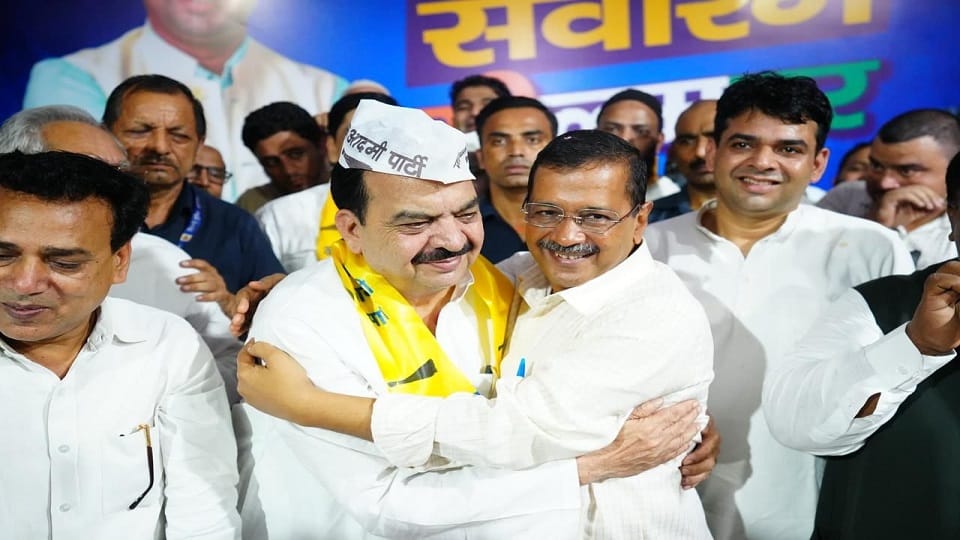 Senior Congress leader Chaudhary Mateen Ahmed joined AAP in presence of Kejriwal