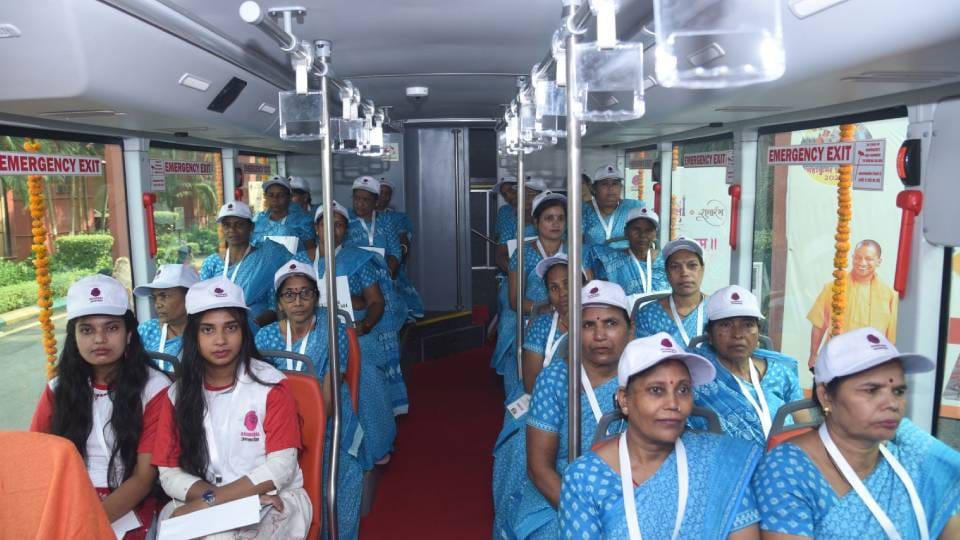 Travel in double decker electric bus in Lucknow know route chart and fare