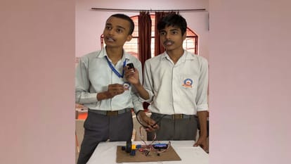 डिवाइस अलार्म के बारे में जानकारी देते जय नारायण के छात्र