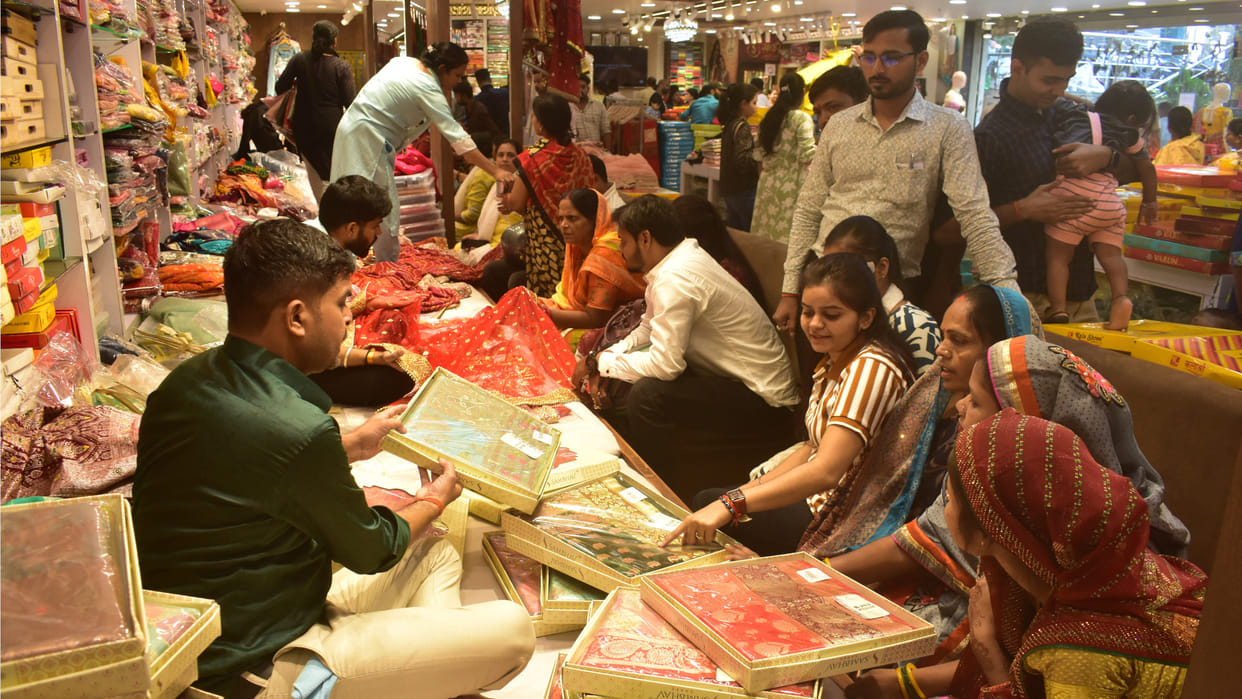 Lagan will start in Gorakhpur also from November 12, crowds of customers are gathering for shopping.