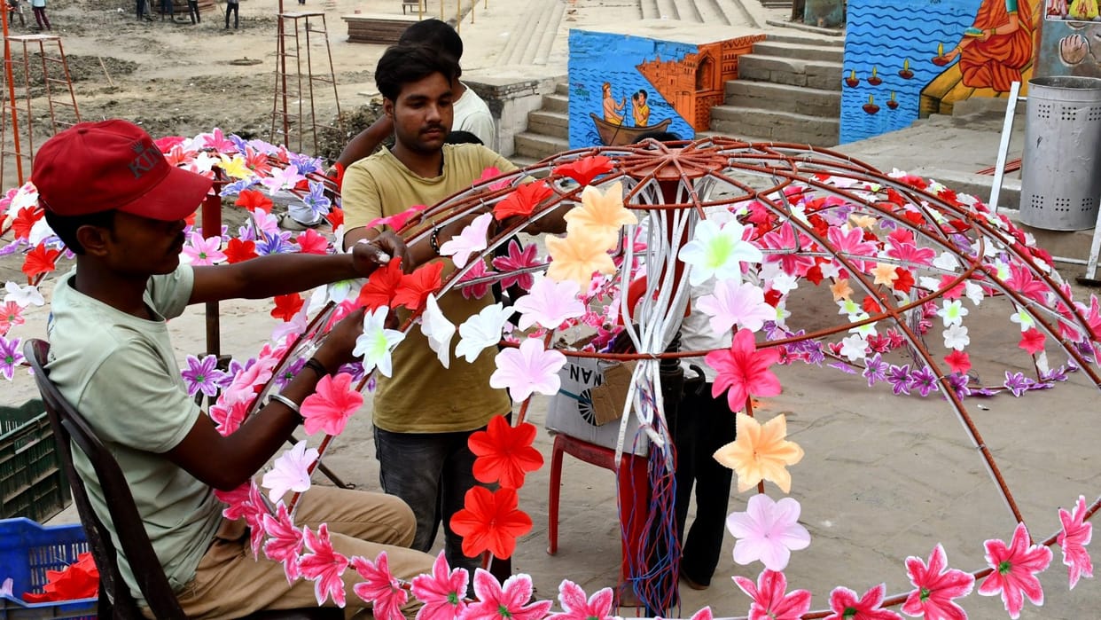 Dev Deepawali 16 lakh diyas lit on ghat Ganga Mahotsav first time on Assi American artists will perform