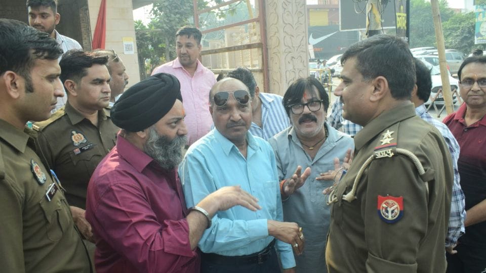 thieves stole eight lakh rupees by cutting donation box of temple in Meerut