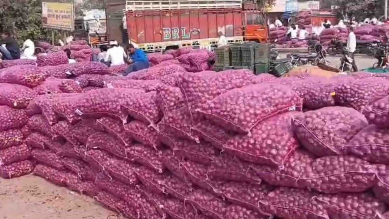 Alwar News: Huge arrival of onions in the market