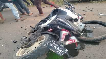 Two bikes collide violently two killed one seriously injured motorcycle shattered in Sakti