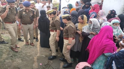 UP News: Triple murder in Bijnor, murder of husband, wife and son with a screwdriver, bloodied bodies found.