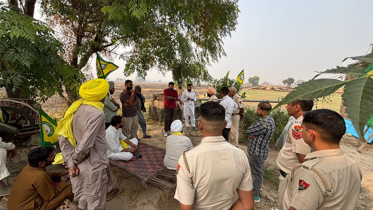 Haryana: Pollution Control Board team reached the spot after stubble was set on fire, farmers surrounded them