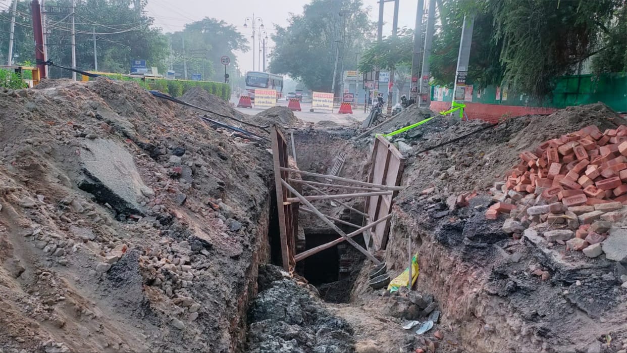 Manhole damaged on Rajgarh Road in Hisar, road will remain one way till manhole is ready
