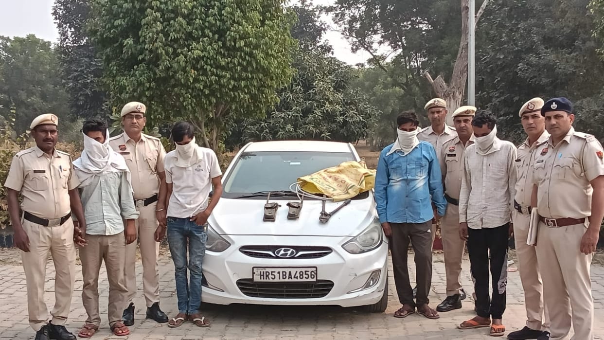 Bhattu police station in Fatehabad arrested four youths for stealing electric wires, recovered a car