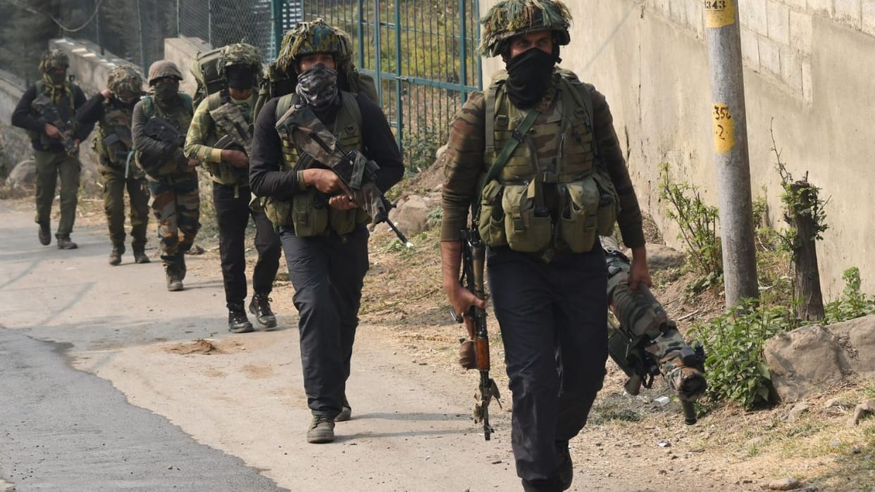 Kishtwar Encounter: Encounter between terrorists and security forces in Kishtwar, 3 soldiers injured, two to t