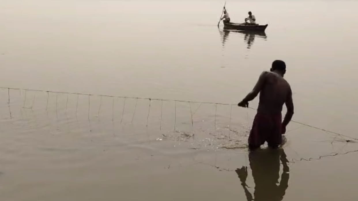 tragic accident during bathing in Ganga young man died drowning body not found chaos ensued