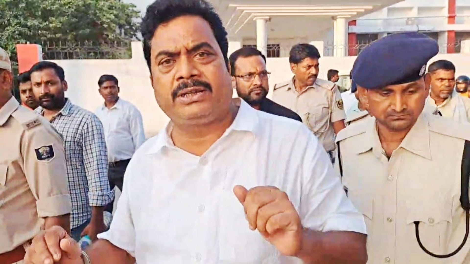 पुलिस की गिरफ्त में आरोपी मुखिया पति रवेन मंडल