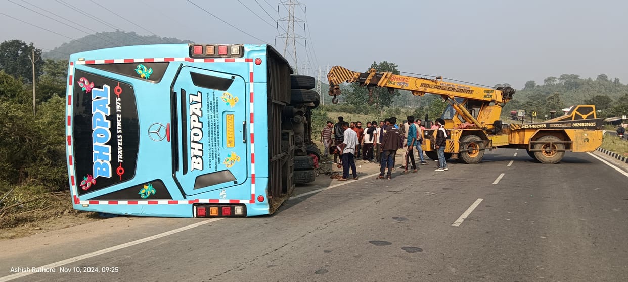 a bus going from Nagpur to Bhopal lost control and overturned In Betul