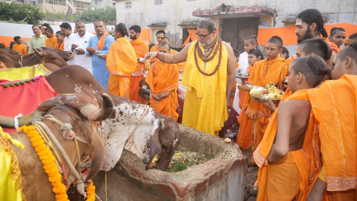 Varanasi Craze for English Shrimad Bhagavad Gita Hanuman Chalisa 500 youths bought two months
