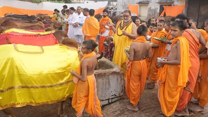 Varanasi Craze for English Shrimad Bhagavad Gita Hanuman Chalisa 500 youths bought two months