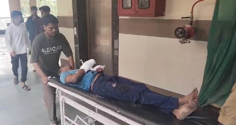 वाहन पार्किंग की बात पर तलवारबाजी