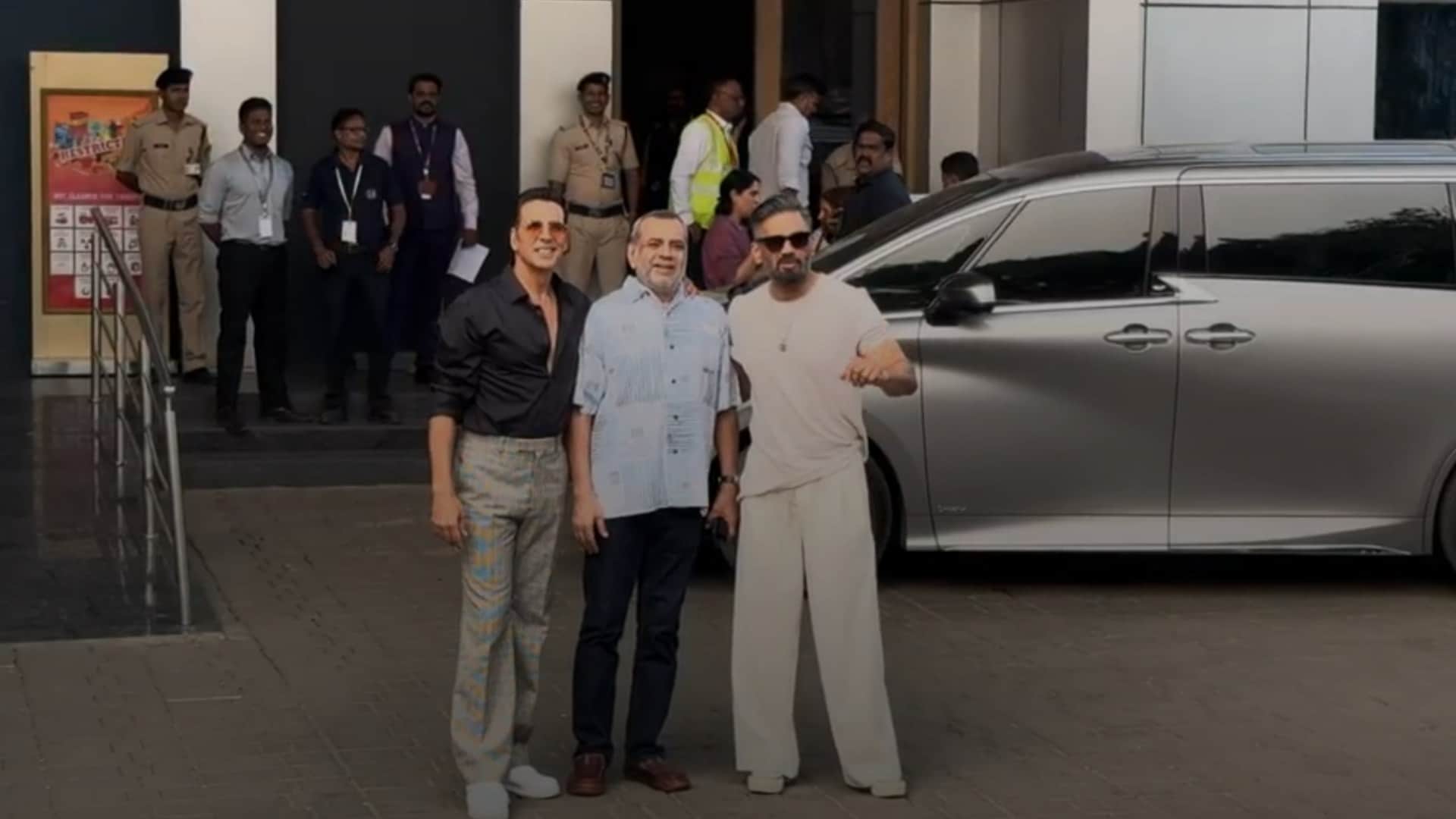 Akshay kumar Suneil Shetty Paresh Rawal Spotted together at the airport talks started again about Hera Pheri 3