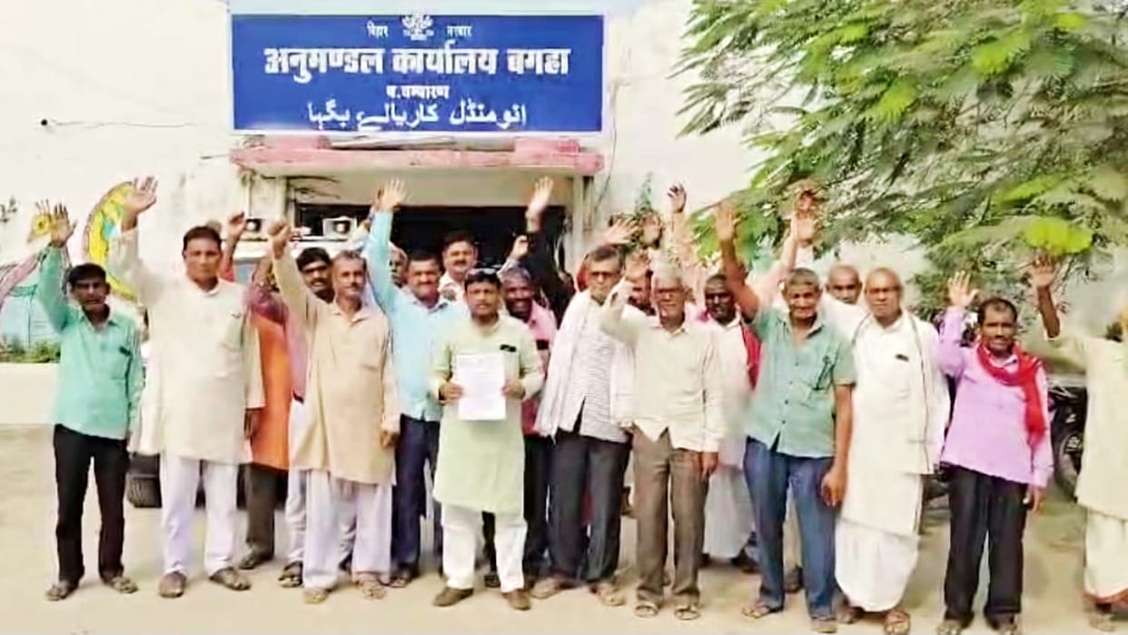 Bettiah News: Sugarcane farmers upset with new rule protested in front of SDM office against sugar mill