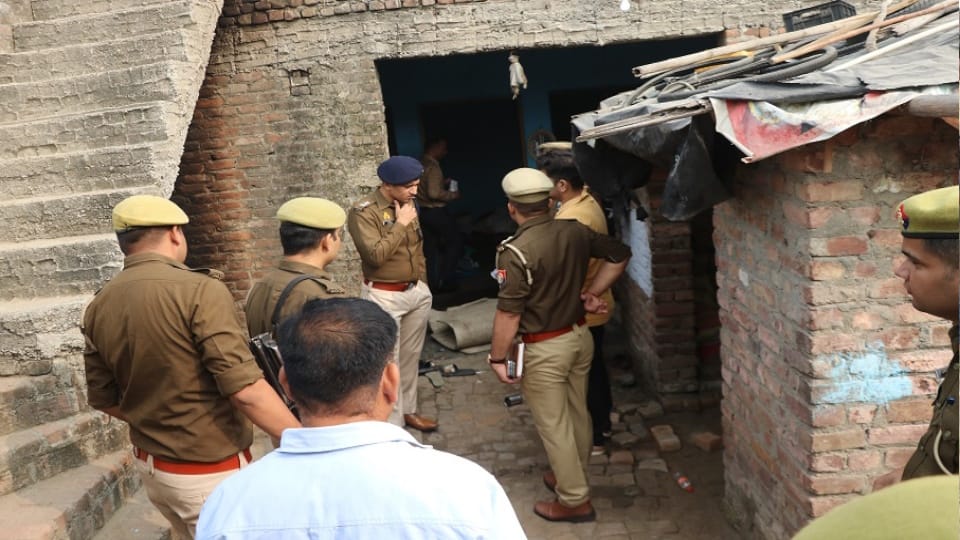 Bijnor triple murder case Junk dealer couple and son murdered by stabbing with a screwdriver