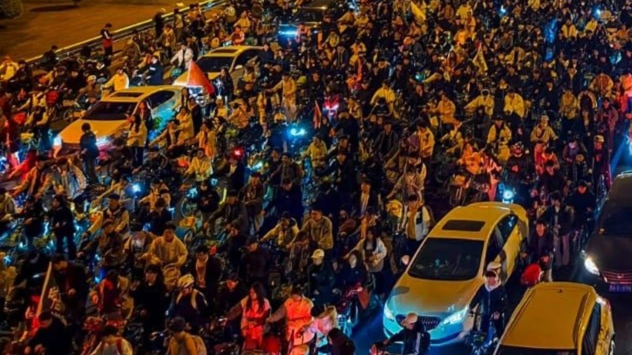 one lakh Chinese students join 50km night-time bike ride in search of good soup dumplings