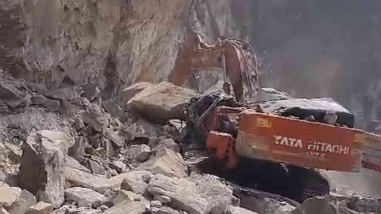 Boulder fell on excavator during construction of Helang-Marwari bypass helper died Joshimath Jyotirmath