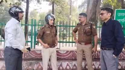 Dehradun: राजधानी की सड़कों पर बाइक से निकली डीएम और कप्तान की जोड़ी....अपनी नजर से जाना क्या बदल रहा है शहर DM and Captain Dehradun went out in the city together on bike inspected pick booth encroachment parking