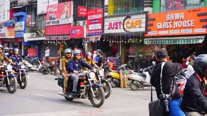 Dehradun: राजधानी की सड़कों पर बाइक से निकली डीएम और कप्तान की जोड़ी....अपनी नजर से जाना क्या बदल रहा है शहर DM and Captain Dehradun went out in the city together on bike inspected pick booth encroachment parking