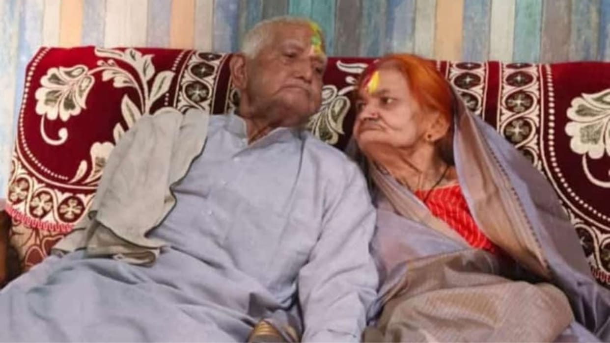 Husband gets shocked on hearing news of wife's death dies husband and wife cremated on one pyre