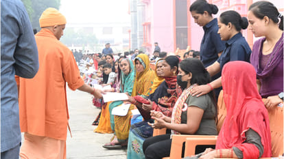 CM Yogi heard complaints of 150 people in Gorakhnath temple, gave instructions to officials