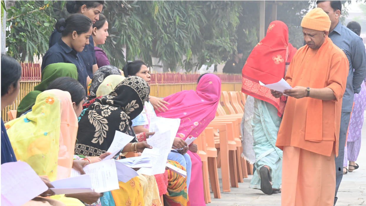 CM Yogi heard complaints of 150 people in Gorakhnath temple, gave instructions to officials