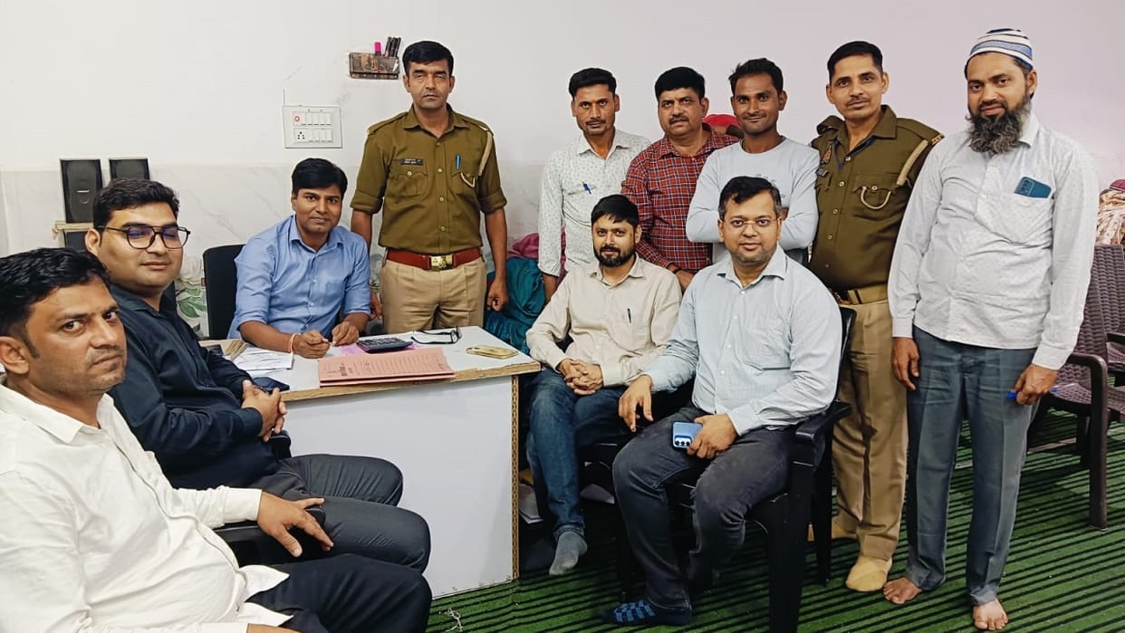GST team raided saree showroom in Bareilly
