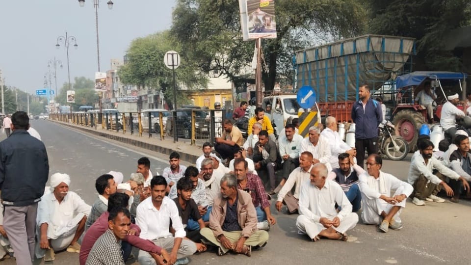 Farmers block road due to non availability of DAP fertilizer in Hisar