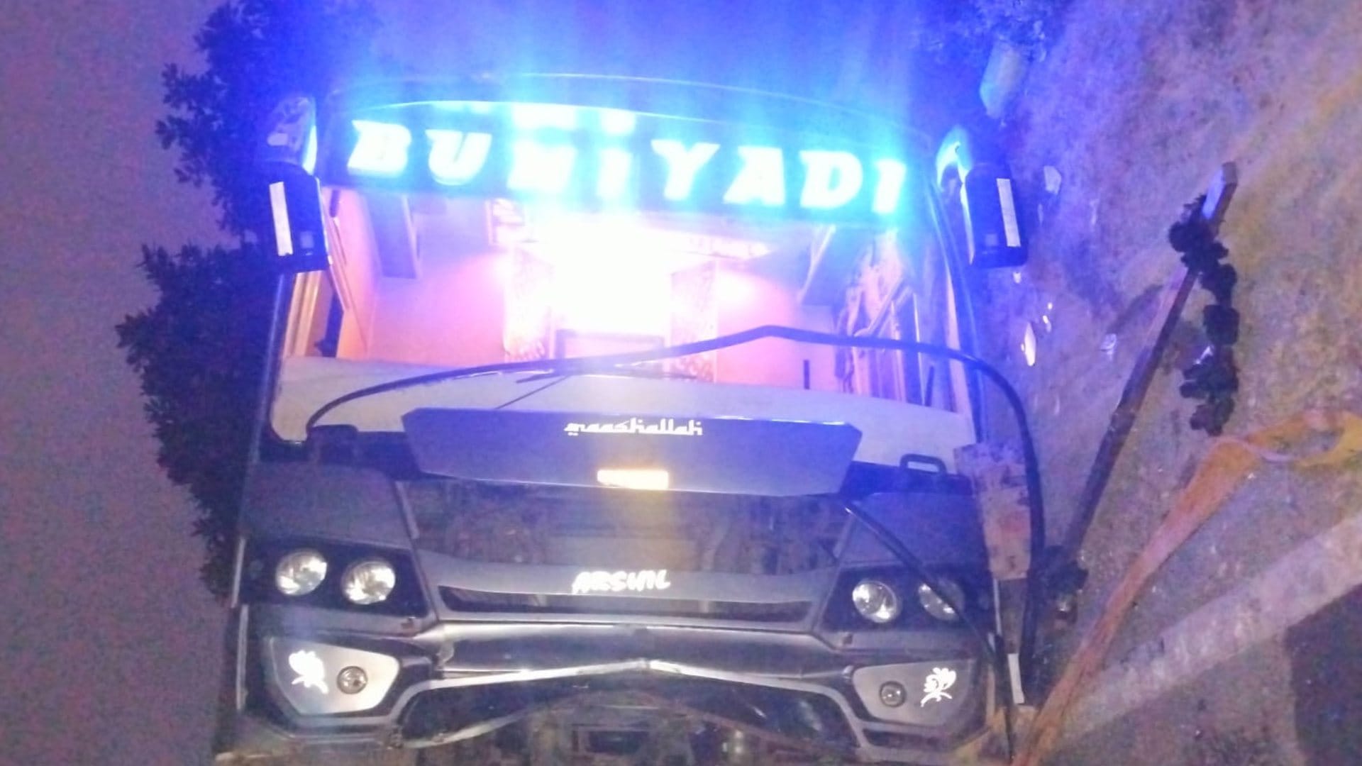 हादसे का शिकार बस