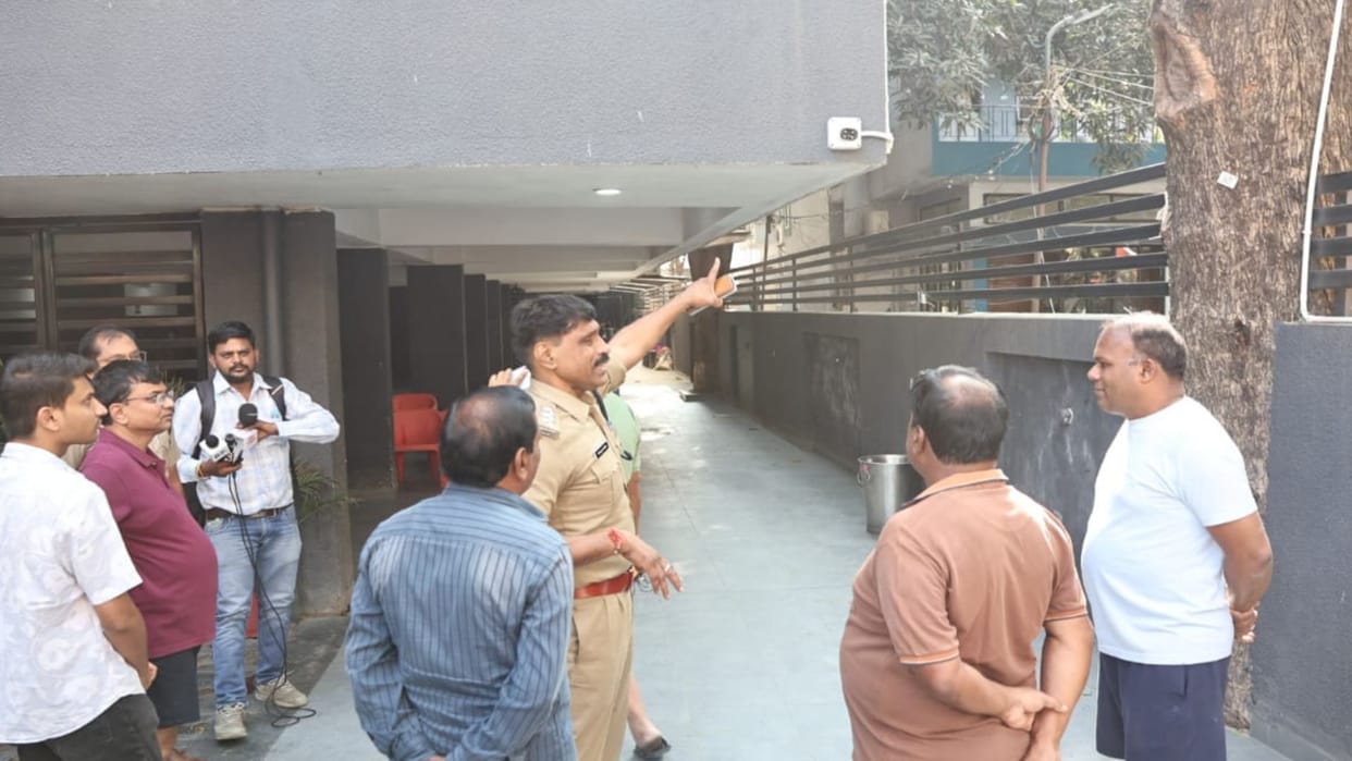 two masked men robbed a gold chain and ring at knife point In Indore