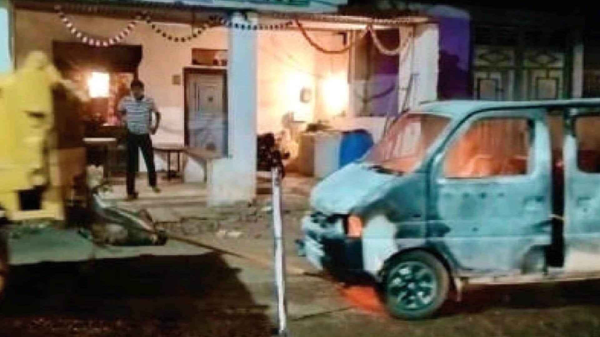 जलती वैन को ट्रैक्टर से खींच ले गए लोग