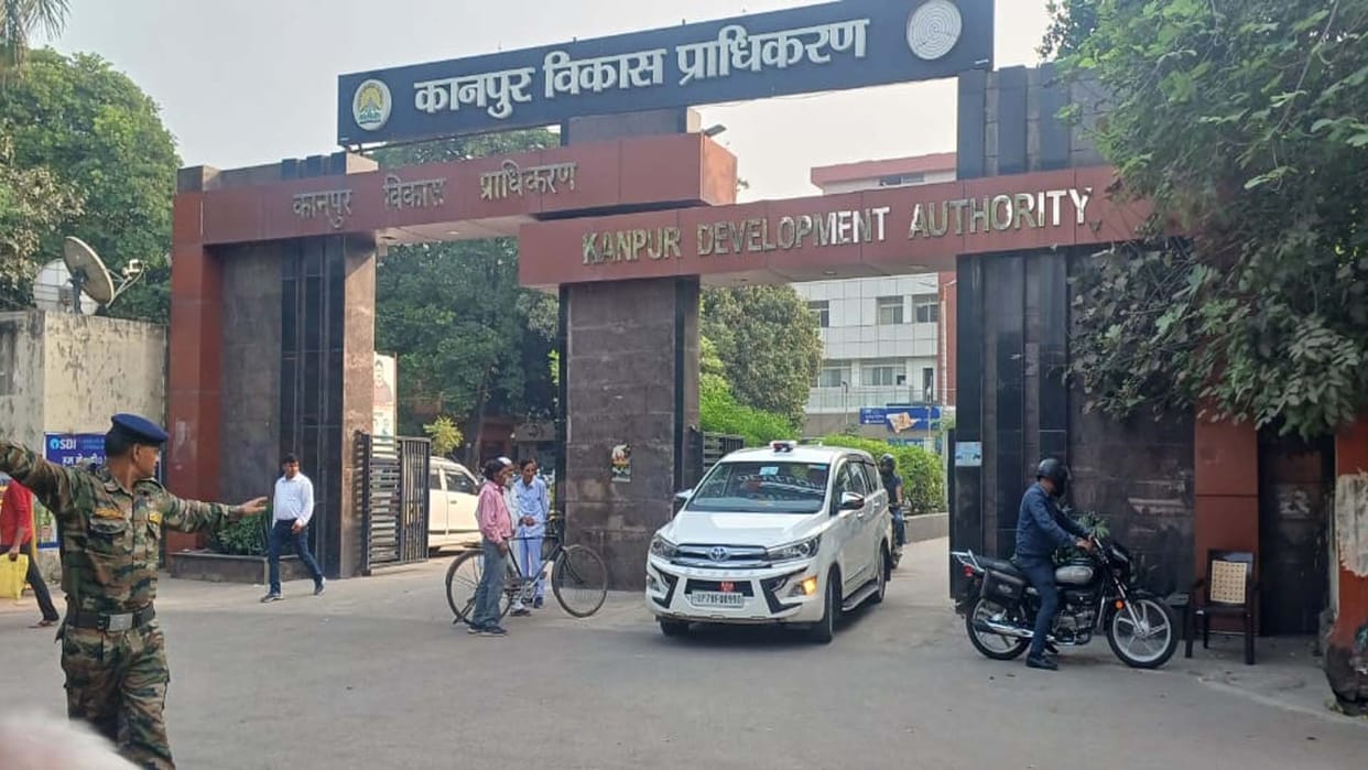 Kanpur Forms Unavailable at Banks Crowds Swarm KDA Vice Chairman Says Officials Will Be Summoned